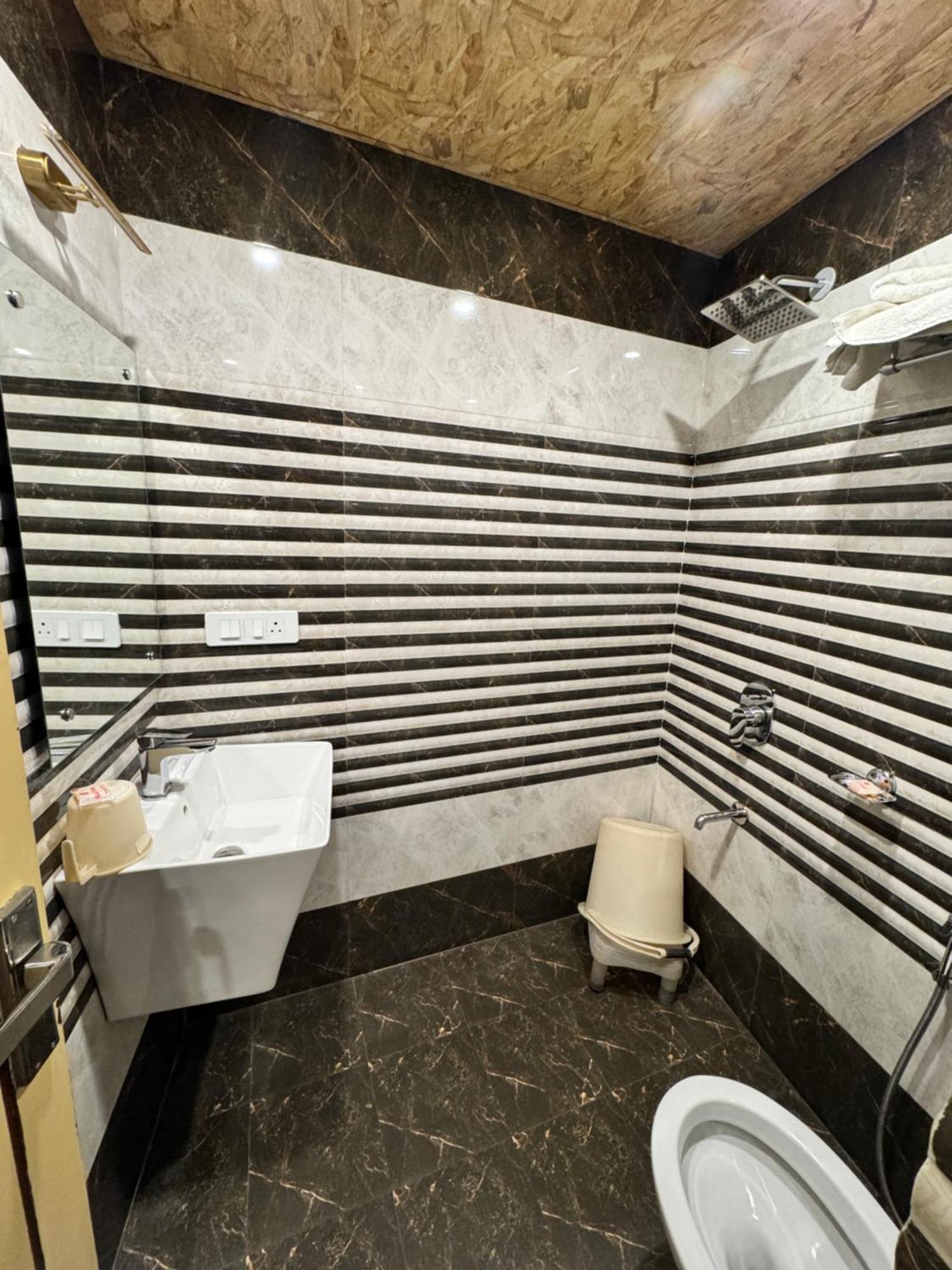 Victory Hotel And Restaurant By Gs Hospitality シムラー エクステリア 写真
