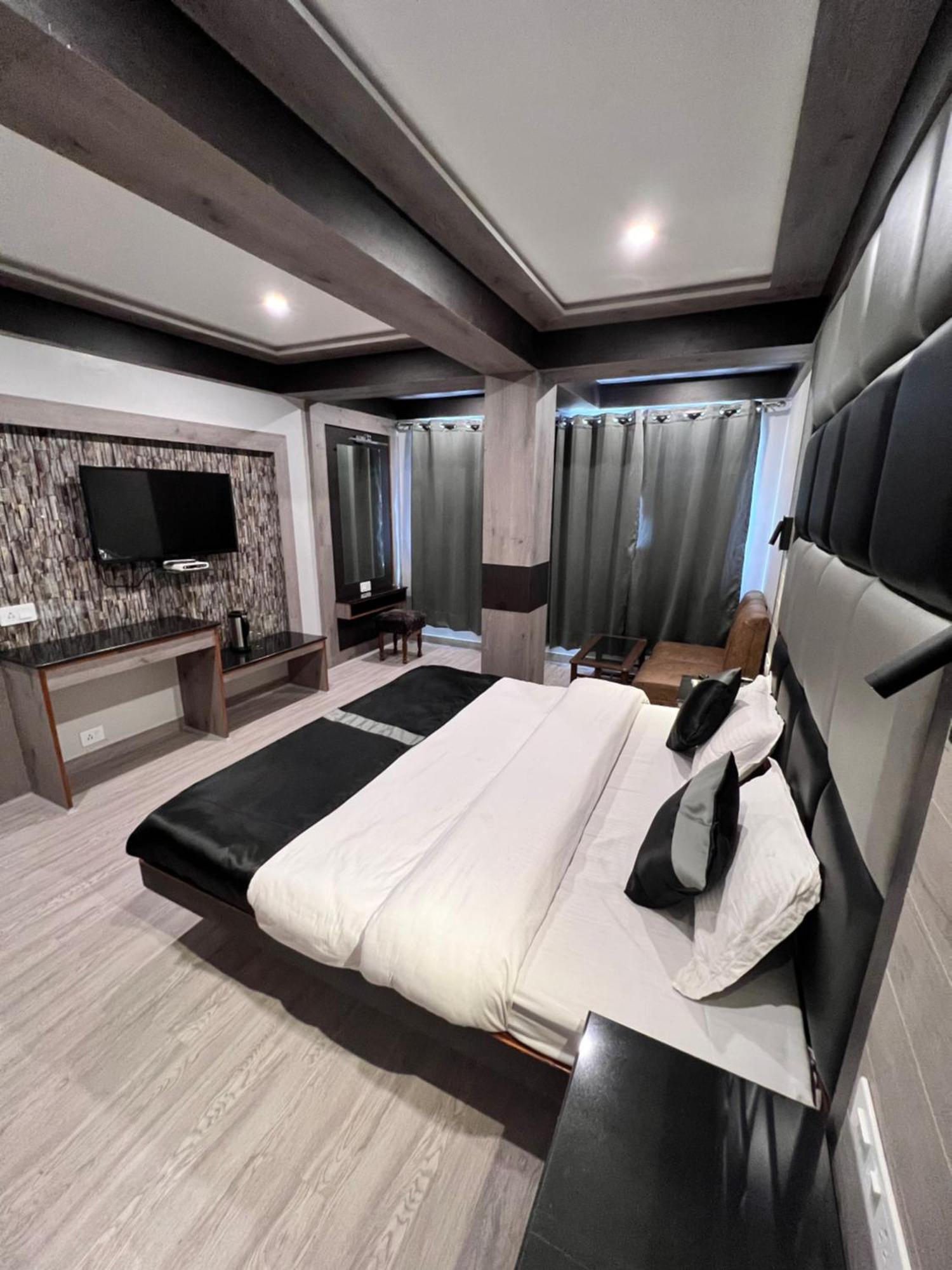 Victory Hotel And Restaurant By Gs Hospitality シムラー エクステリア 写真